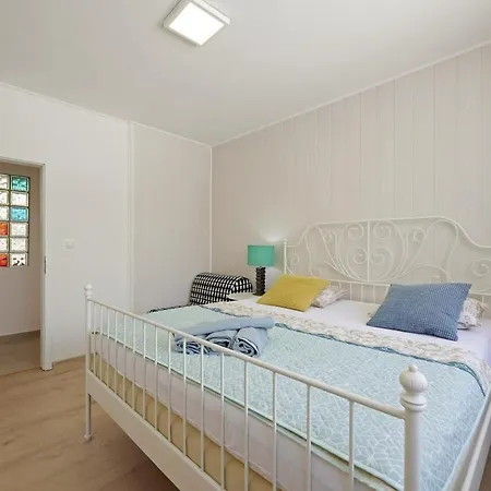 Smuketa In Haus Fuer 4 Personen * Trogir