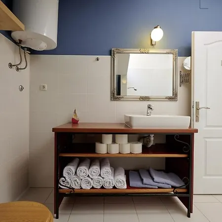 Smuketa In Haus Fuer 4 Personen Trogir