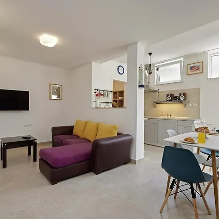 Smuketa In Haus Fuer 4 Personen * Trogir